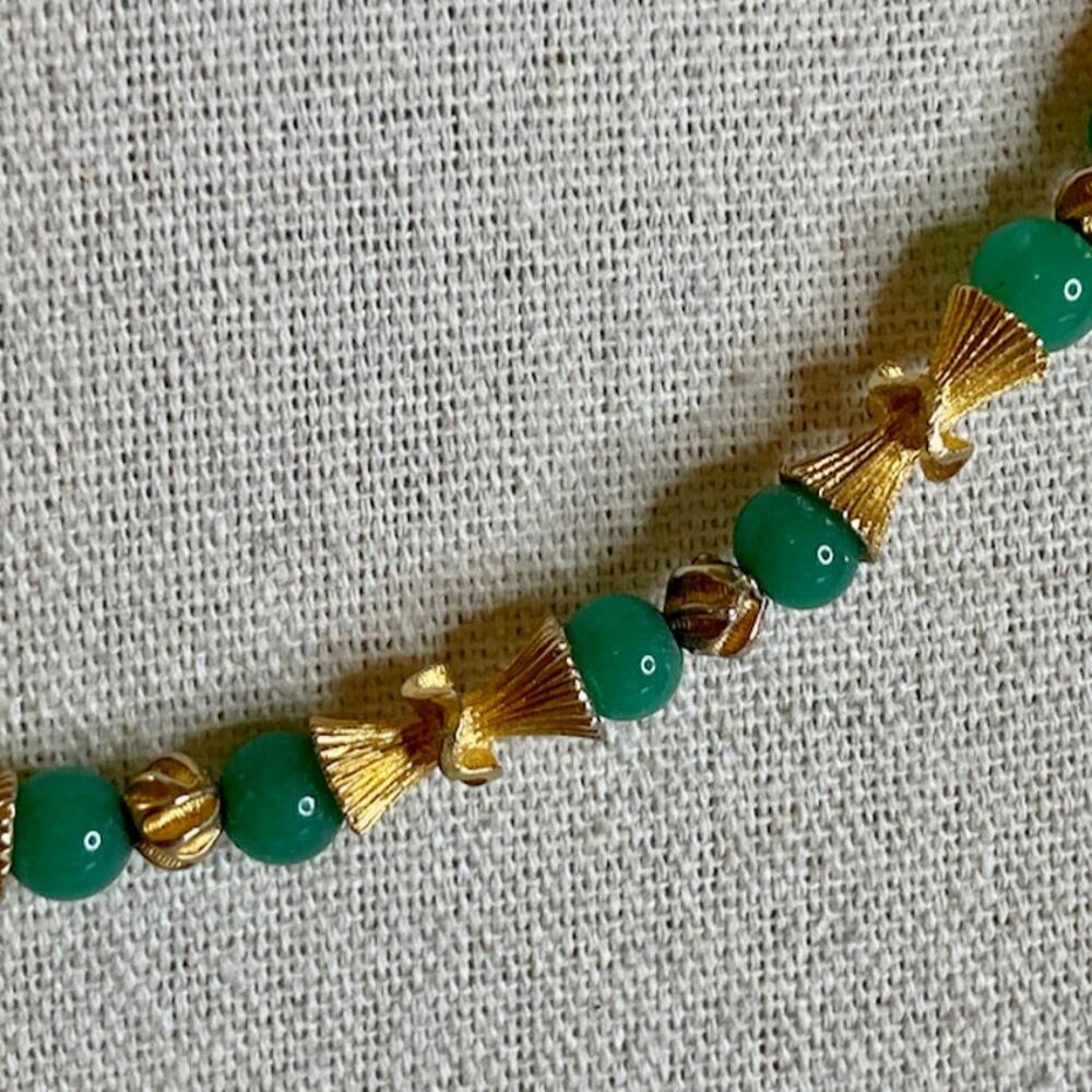 0118 Vintage 70s Etruscan Revival Gold Tone & Green Bead Necklace EUC - Picture 2 of 4
